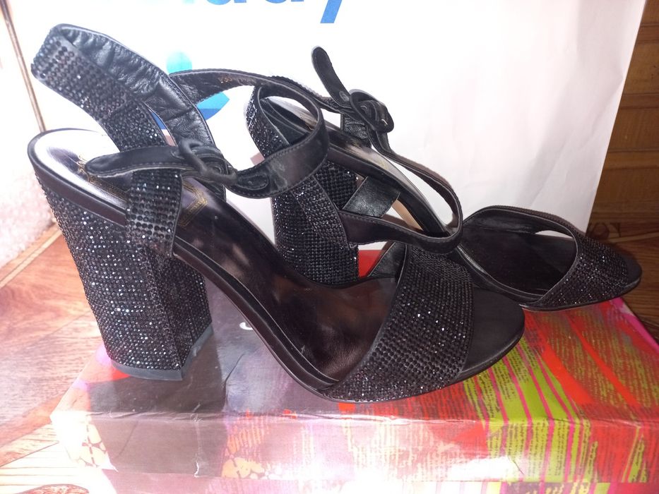 Туфли блестящие новые