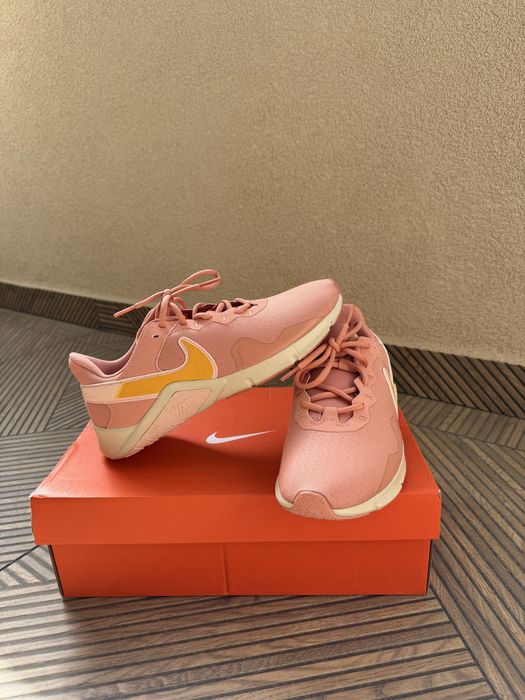 Дамски маратонки Nike Legend Essent 2