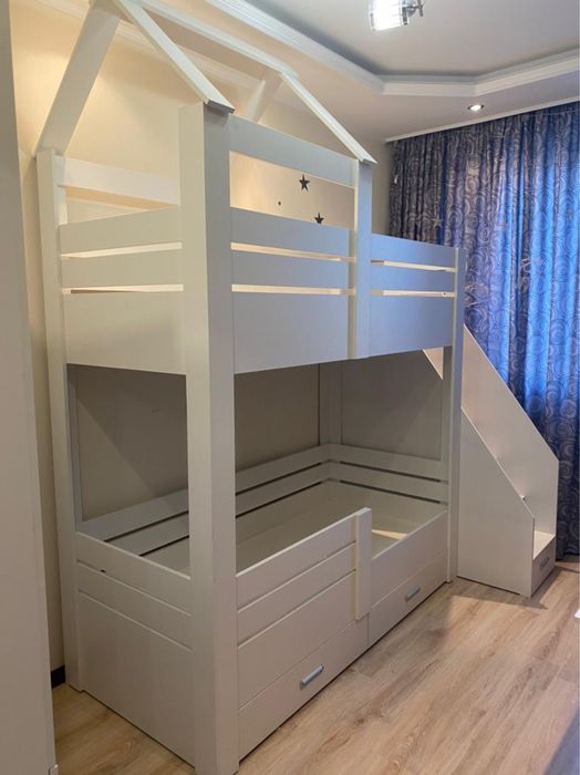 Двухярусная кровать и полка