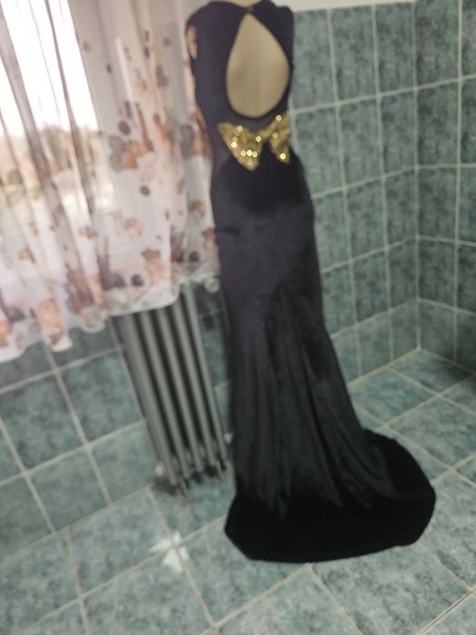 O superbitate de rochie din catifea neagră