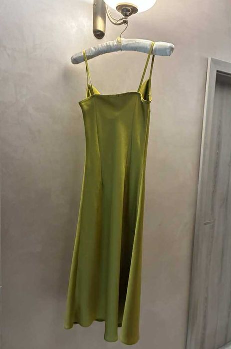 Елегантна рокля  от висококачествен плътен сатен