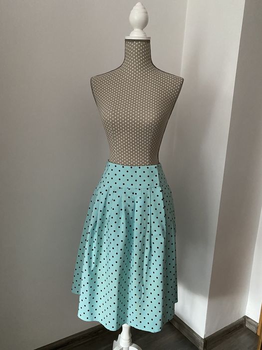 Lot 2 fuste S-M 3/4, corai și bleu cu buline negre