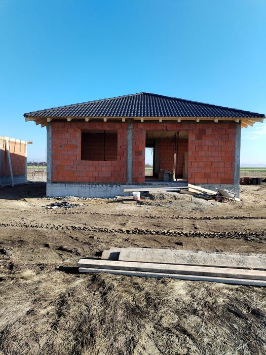 Casă în roșu Oșorhei - Oportunitate unică de investiție