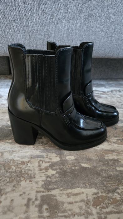 Стилни кожени боти