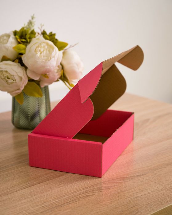 Крафт и белые коробки с крышкой