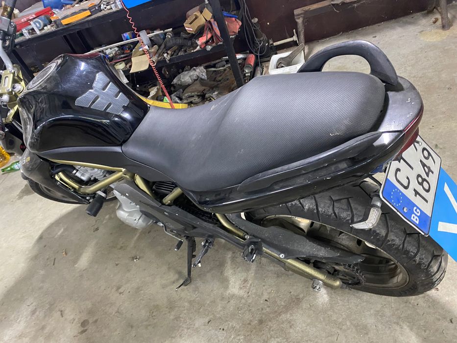 Два учебни мотора Suzuki GN125 и Kawasaki ER-6n