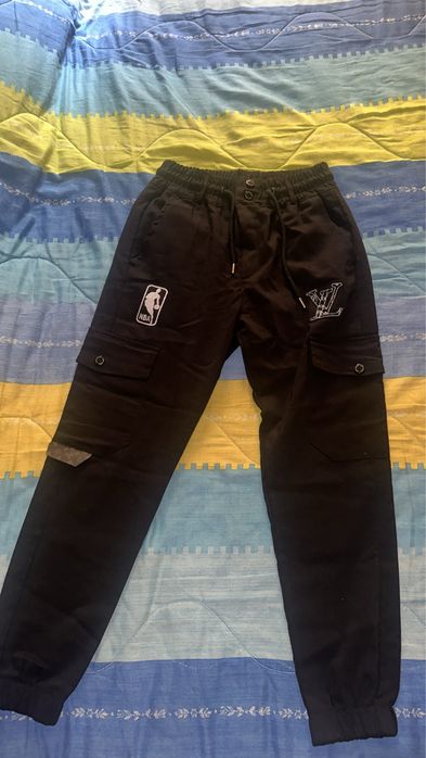 Vand pantaloni louis vuitton