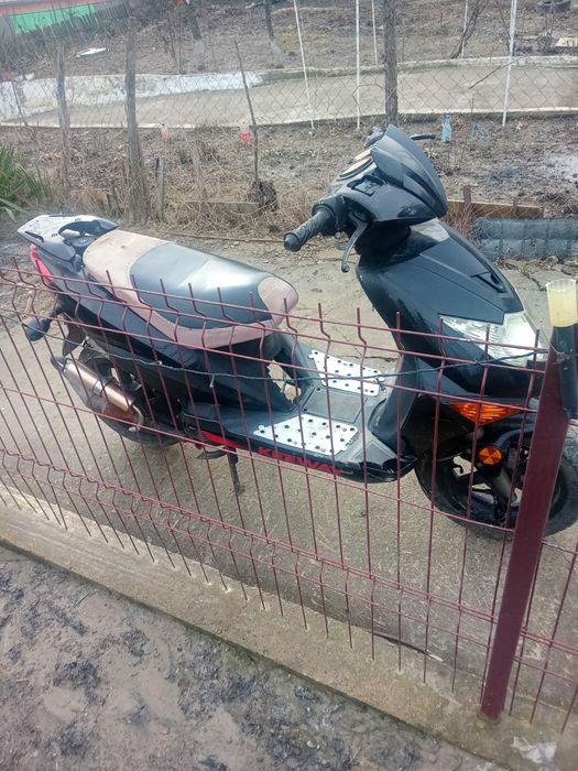 Scuter 125cc 2 t ,pordeste doar la buton