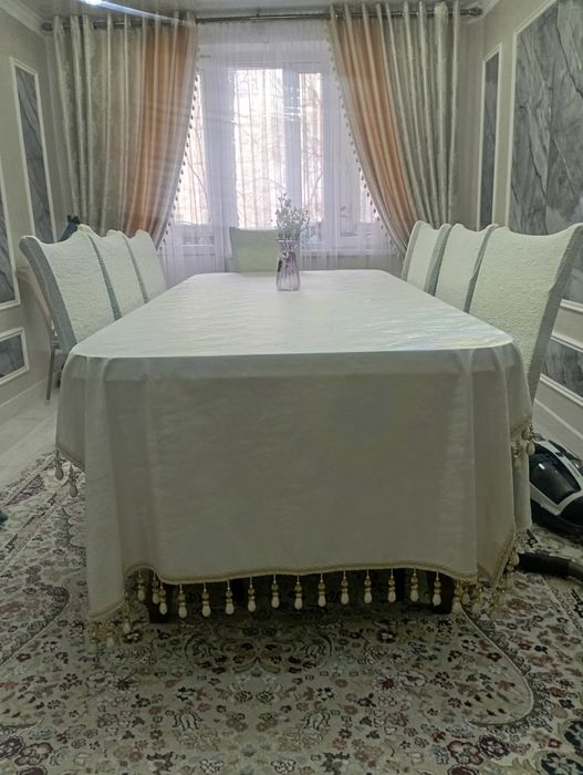Стол для гостей//гостинный