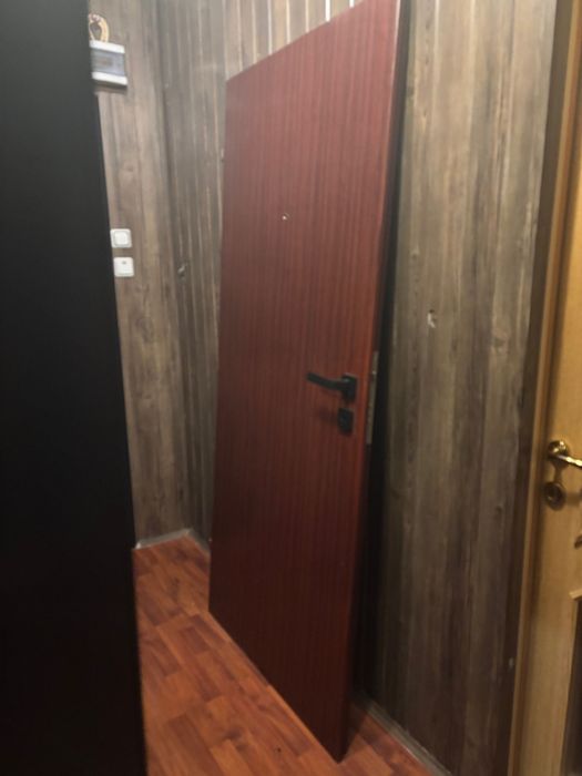 Метална входна врата