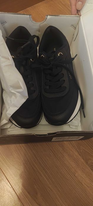 Adidași toni Hilfiger