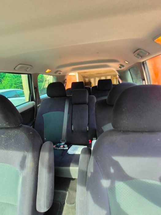 автомобил Mitsubishi Grandis
