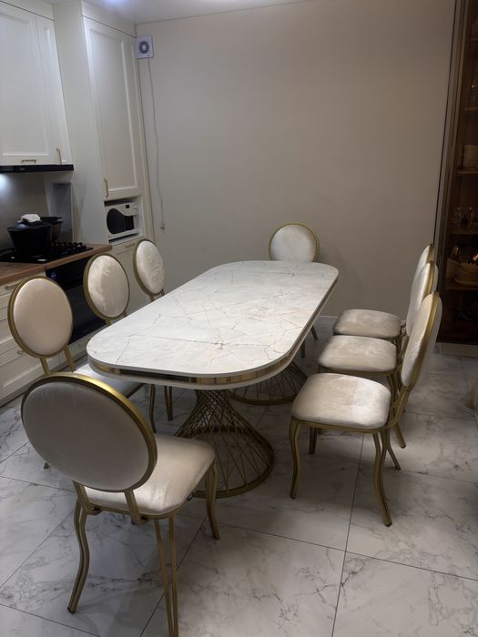 Столы и стулья,