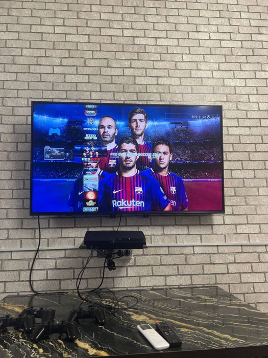 Playstation 3 slim 512 xotirali. 4 ta original pulti bilan.