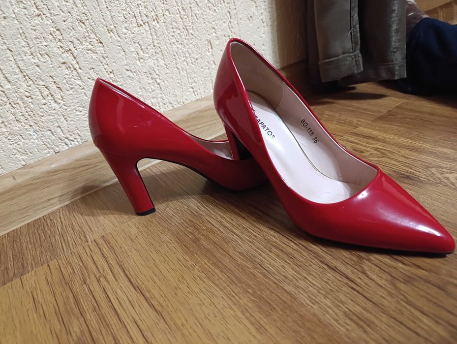Лачени червени обувки