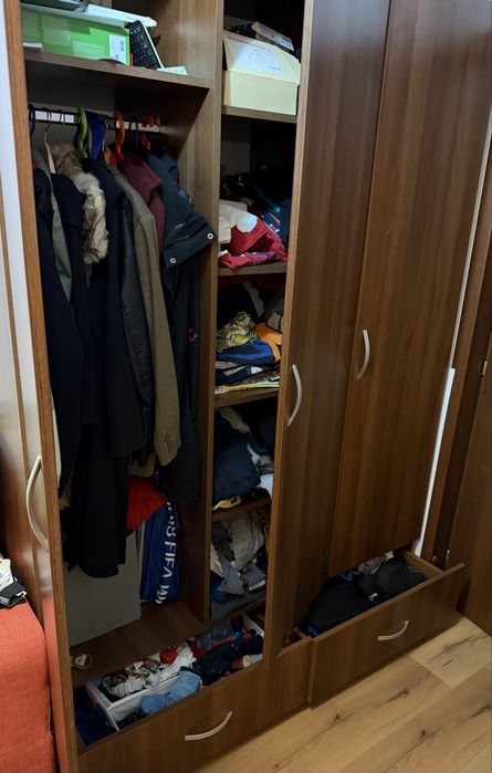 Vand dulap 3 usi doua sertare impecabil