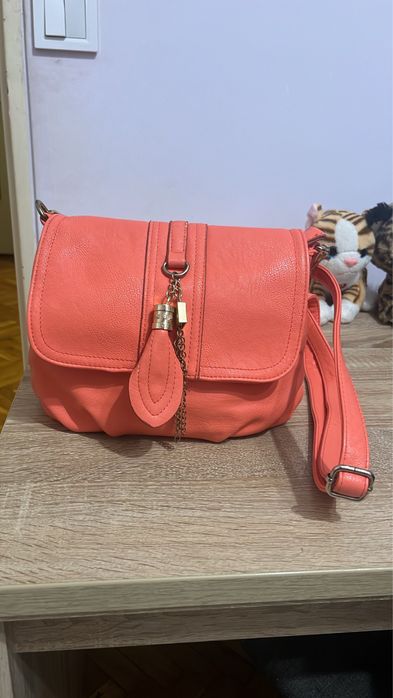 Дамска чанта “VF” в цвят корал – стилна и практична