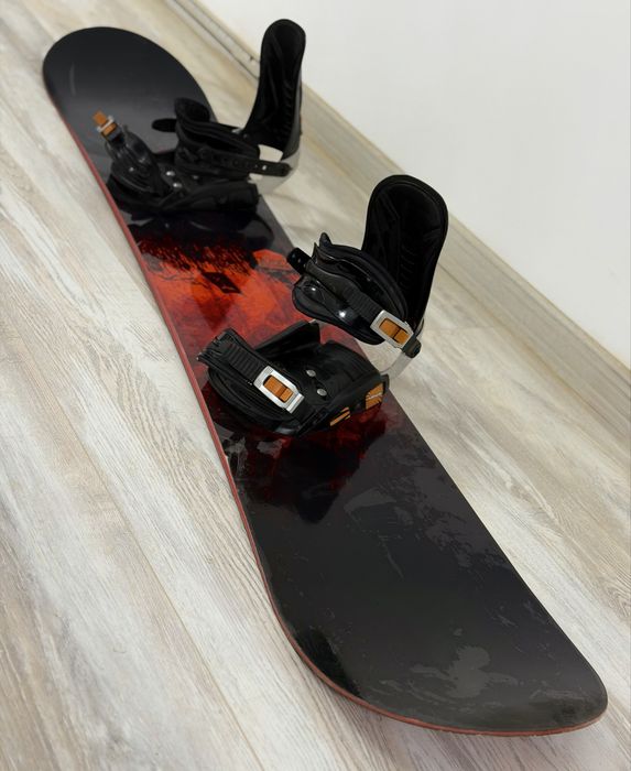 Продам сноуборд с креплениями и ботинками