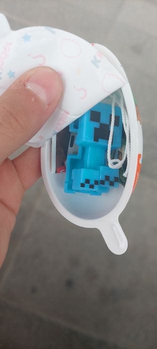 Заряженный крипер из колекции киндер джой майнкрафт