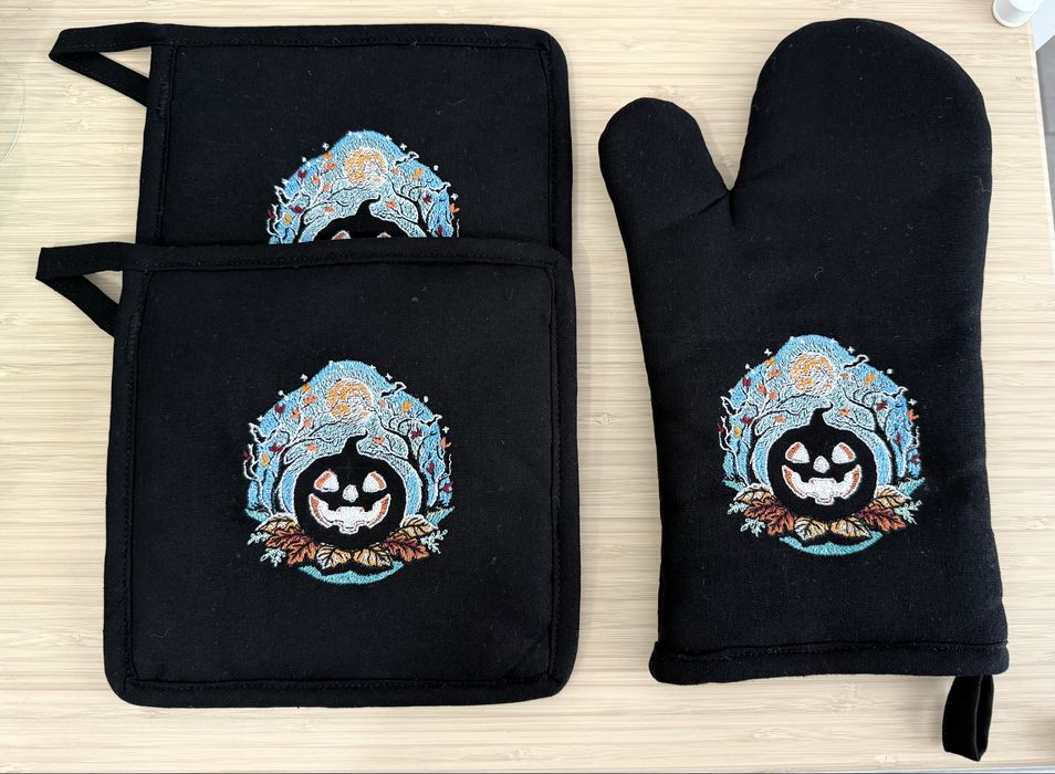Set Manusa + 2 Suporti Termici pentru bucătărie | Set Halloween Brodat Premium | Cadoul Perfect