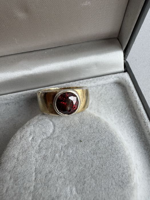 Inel din argint si granat