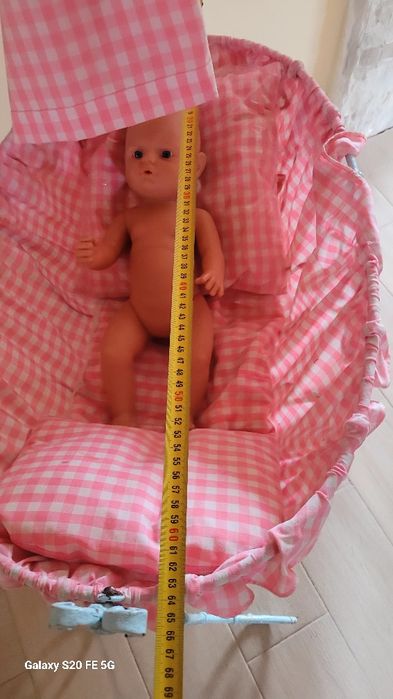 Винтидж  бебешка люлка с декоративен дизайн от ковано желязо от средат