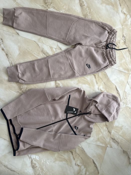 Trening Nike Tech Fleece maro, format din bluză cu glugă și pantaloni.