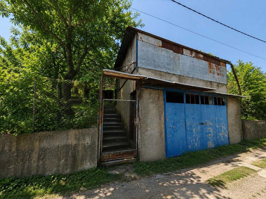 Триетажна къща в с. Елешница