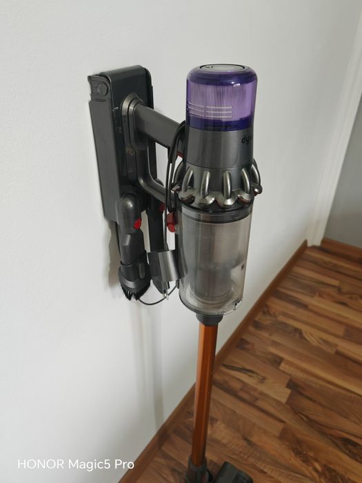 Vând Dyson v11 .
