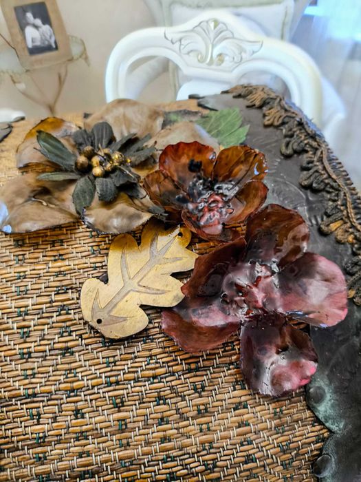 Сандъкът е нов от естествени материали, декориран с метал, кожа, цветя