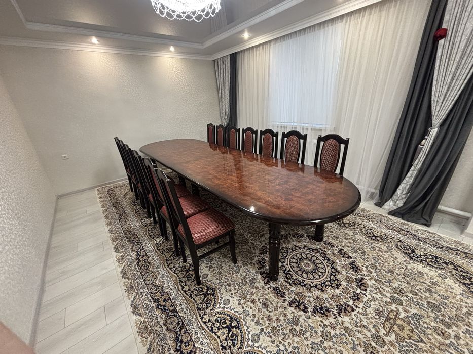 Стол для гостей в комплаекте 12 стульев