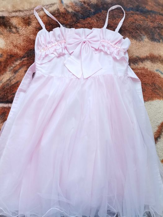 Продаю нарядное платье со шляпкой