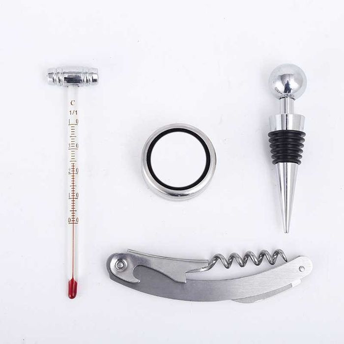 Луксозна КУТИЯ ЗА ВИНО с ШАХ и Аксесоари. Подаръчен комплект с ШАХМАТ