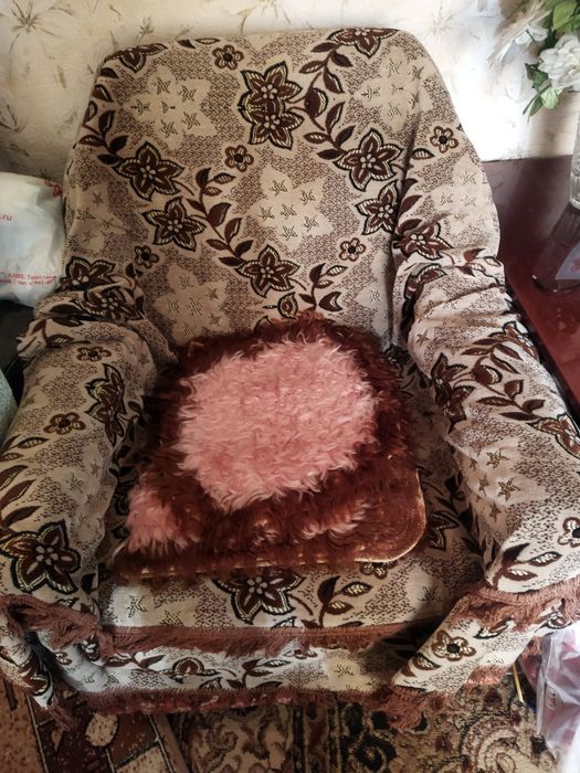 Продам хороший диван с креслами