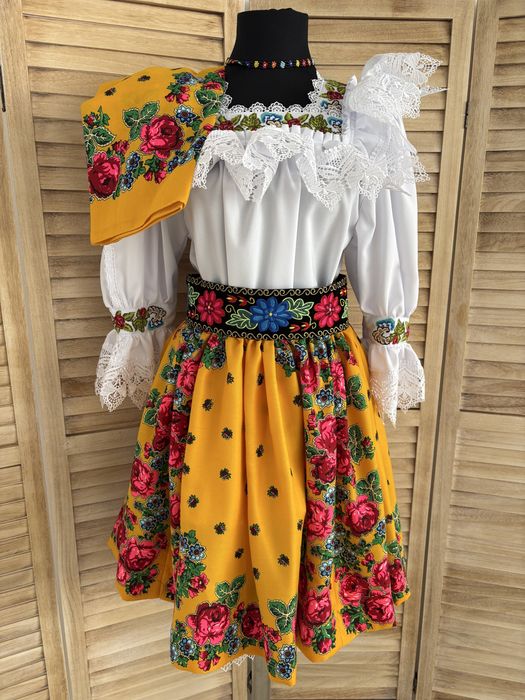 Costum popular pentru doamne și domnișoare de Maramureș complet