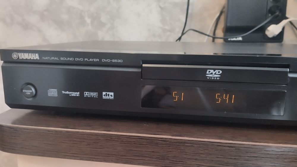 Продам CD/DVD проигрыватель Yamaha.