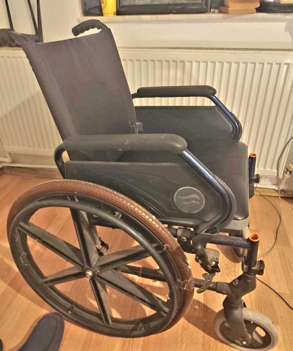 Carut cu rotile pentru persoane cu dizabilități sau handicap