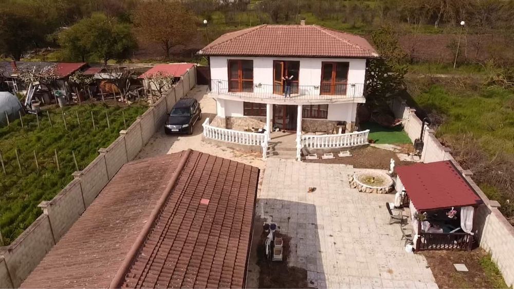 Двуетажна къща в село Безводица!