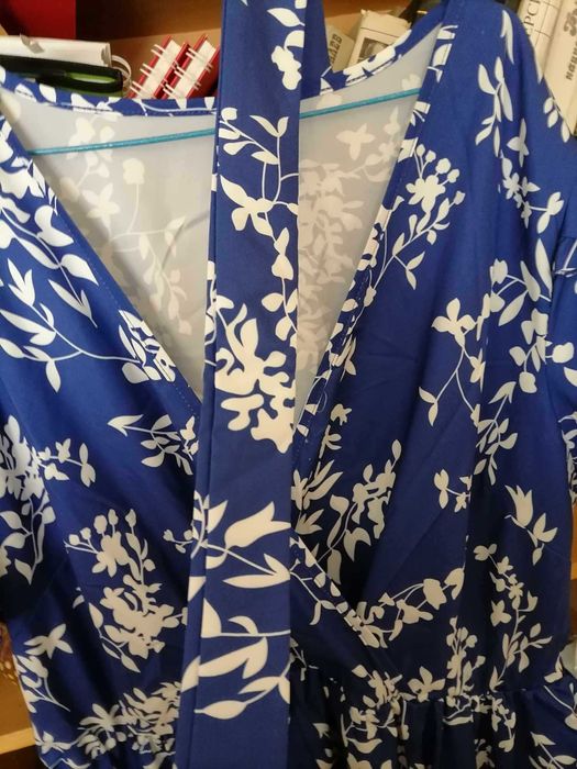 Дамска рокля до коляното, с набор в кръста и колан