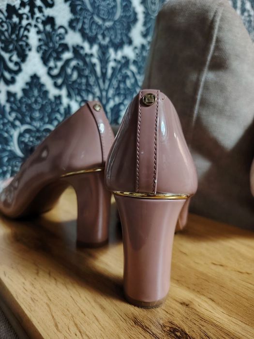 Женские туфли на каблуке