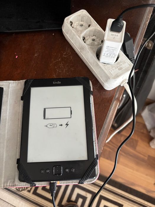 Vand model Kindle 4, 2011, functional, are in memorie 277 carti