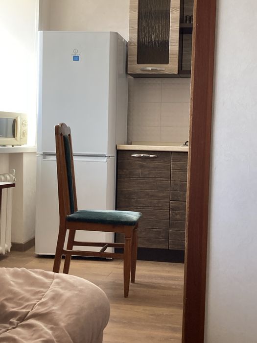 Отдам даром столы, стулья , диван