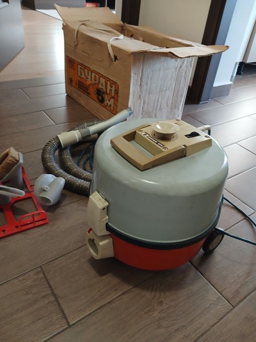 Aspirator sovietic Buran 5M funcțional 
Text:
Vând aspirato