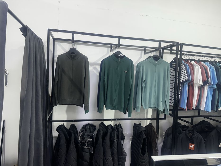 Продаются торговые стойки для одежды