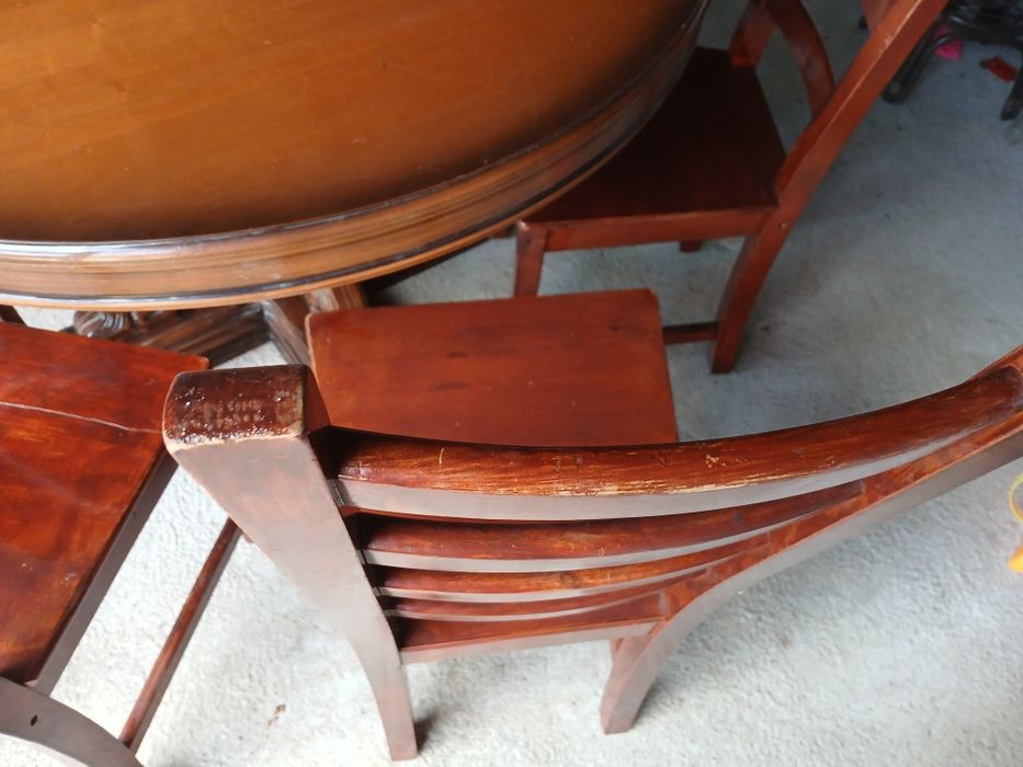 Masa cu scaune din lemn