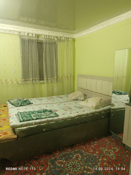 10 соток  6 хона Ховли сотилади Янгиюл Сахарнийда