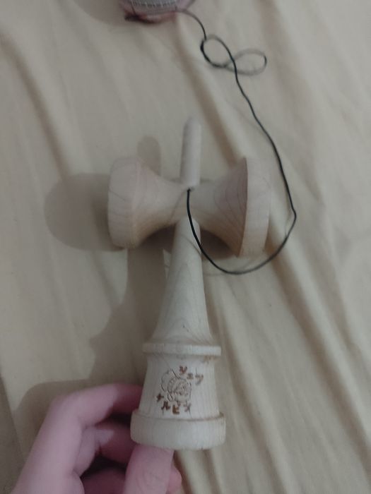 Kendama sol semnată de bisoi noua