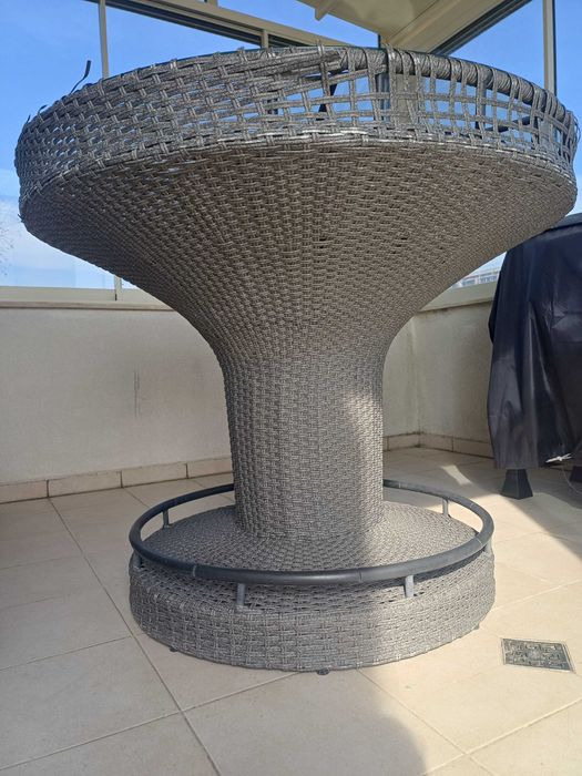 Продавам градински сет от маса и 6 бар стола от естествен ратан