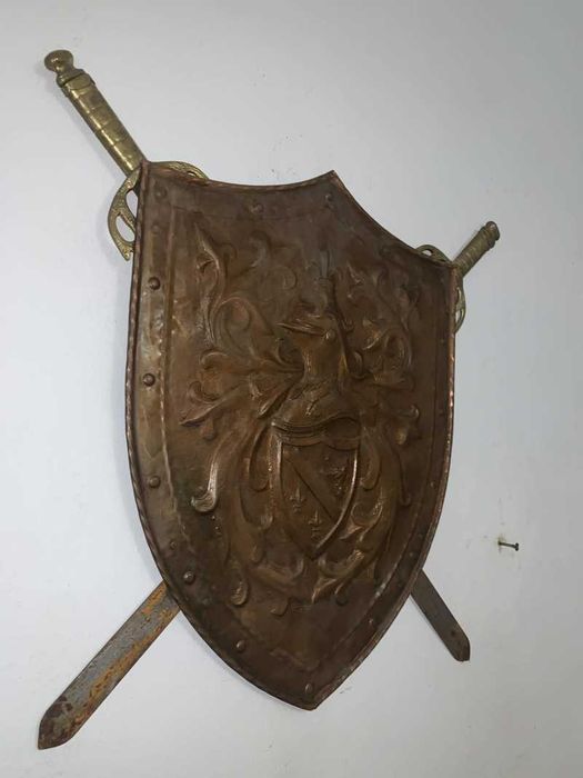 Scut cu tenta medievala din cupru si doua sabii