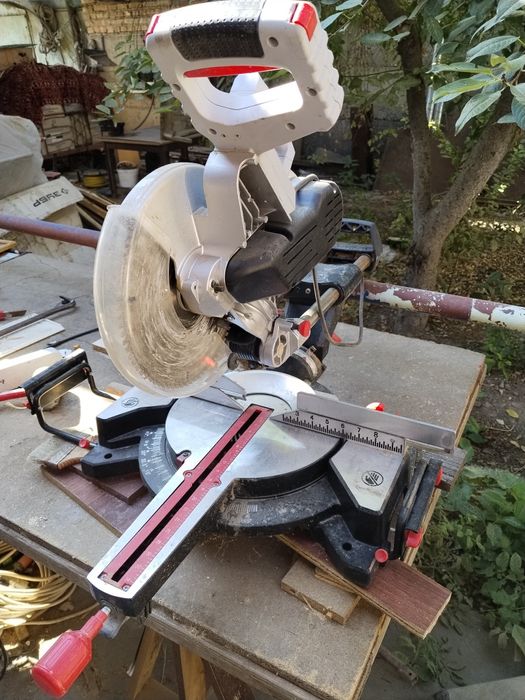 Пила торцовочная .